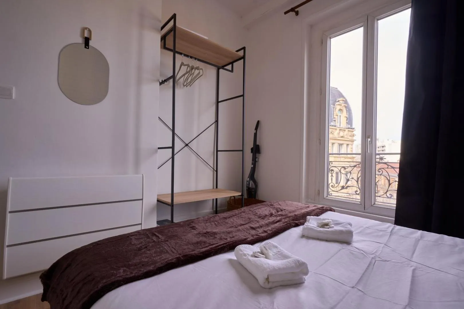 Bright 1Br Parisian Retreat Italy Square | By Airnest Apartment